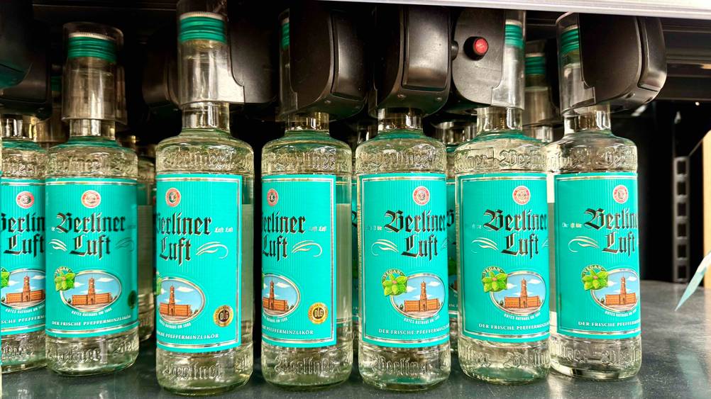 Mehrere Flaschen der getesteten Berliner Luft in einem Verkaufsregal.