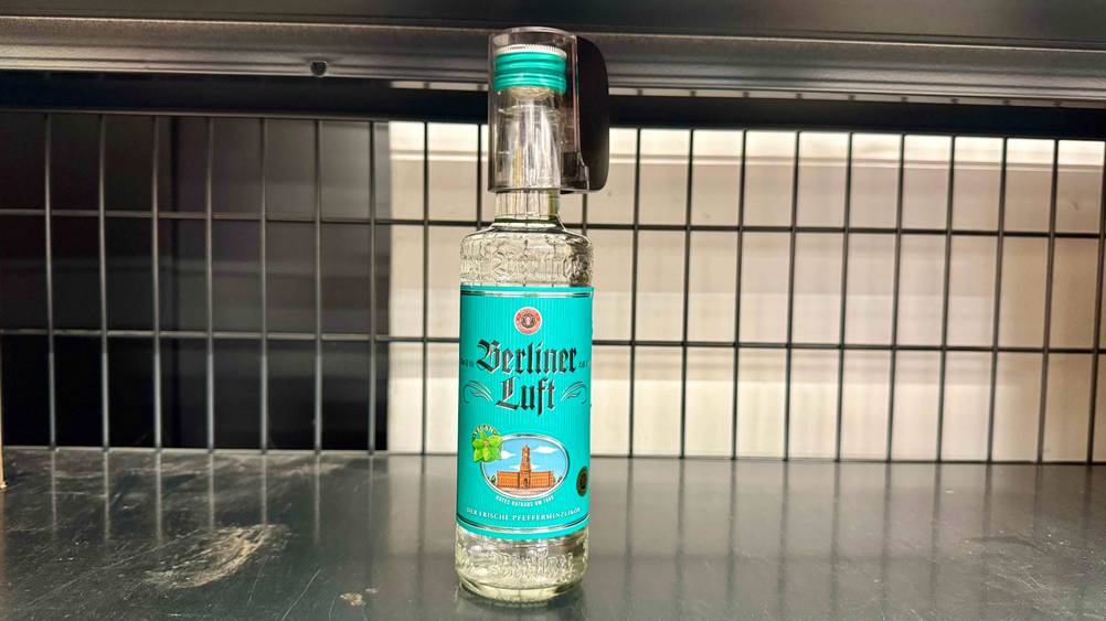 Berliner Luft-Test: Eine Flasche steht in einem Regal.
