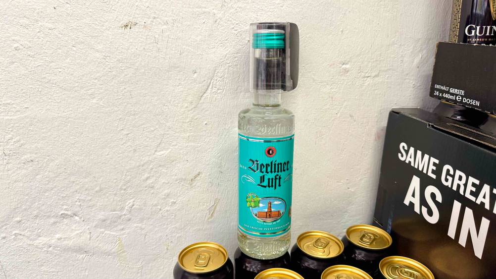 Berliner Luft getestet: Eine Flasche vor einer hellen Wand auf Dosen stehend.