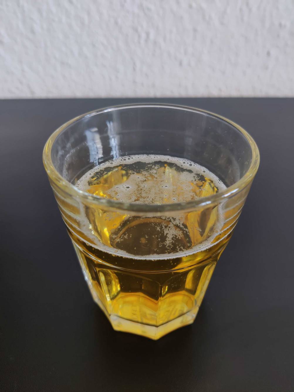Getestet: Ein Glas mit Bier auf einer dunklen Fläche.