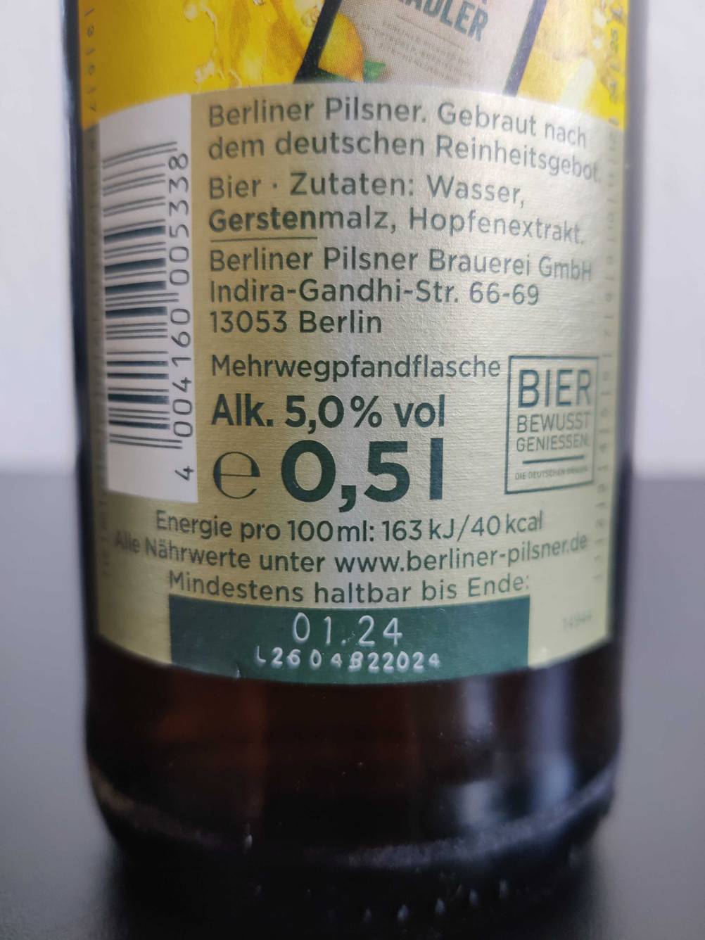 Nahaufnahme des Labels auf der Rückseite eines Bieres im Test.