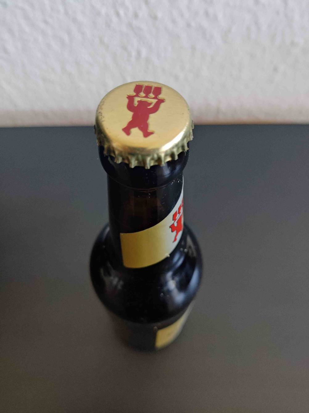 Kronkorken in Nahaufnahme einer Flasche des getesteten Bieres.