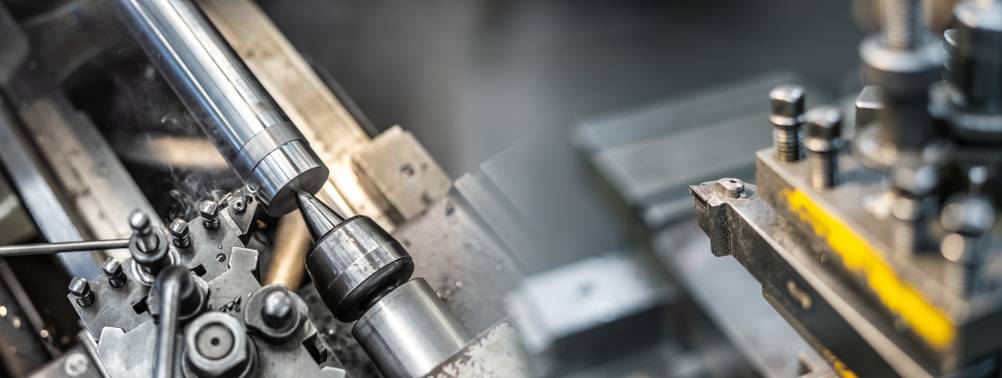 Bernardo-Drehmaschine im Test: Eine Spindel mit Dornaufsatz hält ein zylindrisches Teil.