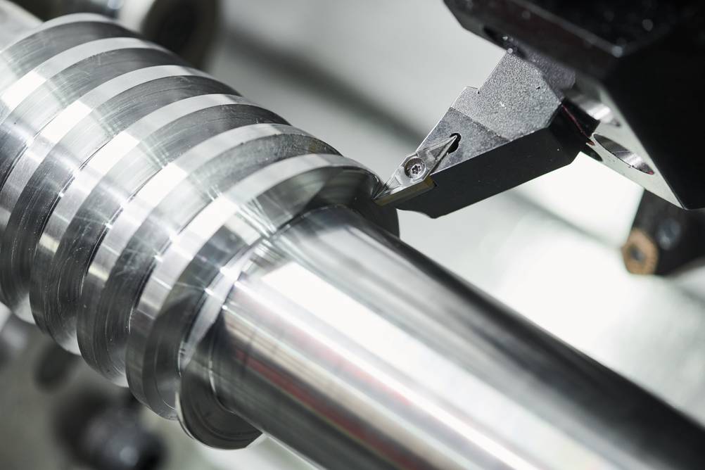 Bernardo-Drehmaschine im Test: ein Werkzeugt setzt an einem Werkstück an, um Material abzutragen.