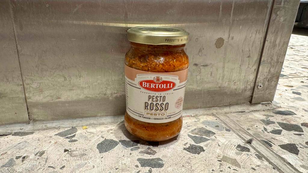 Pesto Rosso-Test: Auf dem Deckel eines Glases steht das Produktionsland.