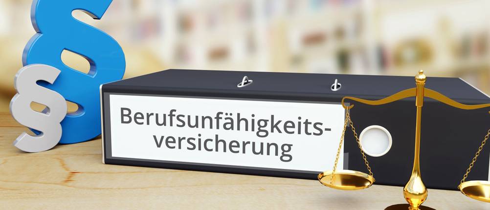 Berufsunfähigkeitsversicherung-Test: Ein Ordner mit der Aufschrift Berufsunfähigkeitsversicherung liegt auf einem Tisch. 