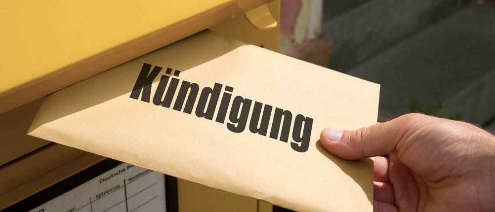 Berufsunfähigkeitsversicherung-Test: Eine Person wirft eine Kündigung in den Briefkasten.