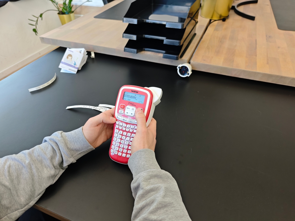Ein rotes Beschriftungsgerät wird genutzt.