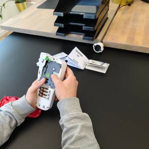 Die Labelrolle eines Brother PTH100R wird eingesetzt.