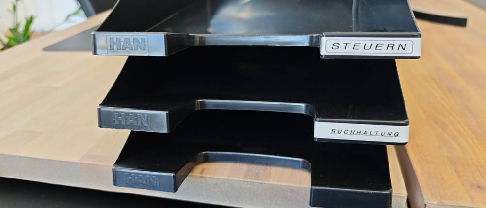 Label kleben auf einer Aktenablage.