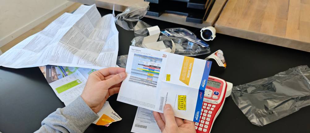 Eine Anleitung eines Brother-Beschriftungsgeräts wird angeschaut.