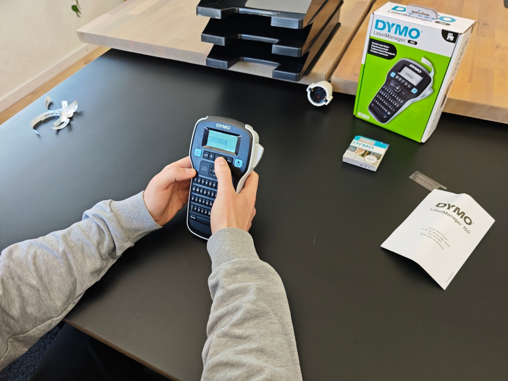 Ein schwarzes Beschriftungsgerät wird genutzt.