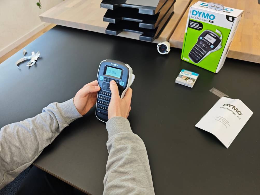 Ein schwarzes Beschriftungsgerät wird genutzt.