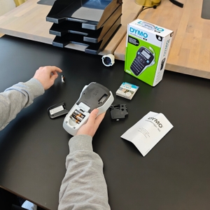 Batterien werden in einen Dymo LabelManager 160 eingesetzt.