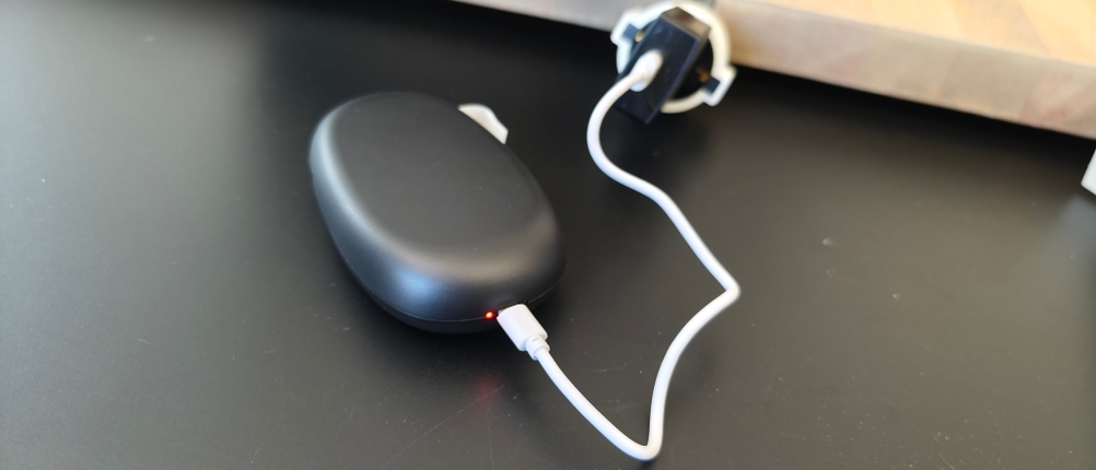 Der Akku des Beschriftungsgeräts von Supvan wird aufgeladen.