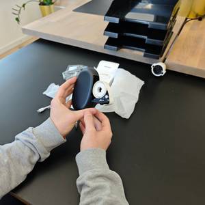 Eine Rolle wird in einen Supvan E10 eingesetzt.