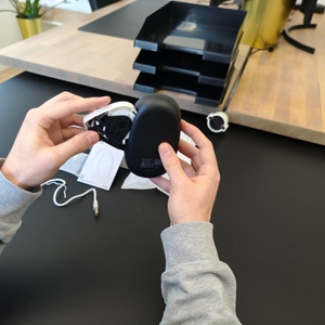 Eine Rolle wird in einen Supvan E10 Labelmaker eingesetzt.