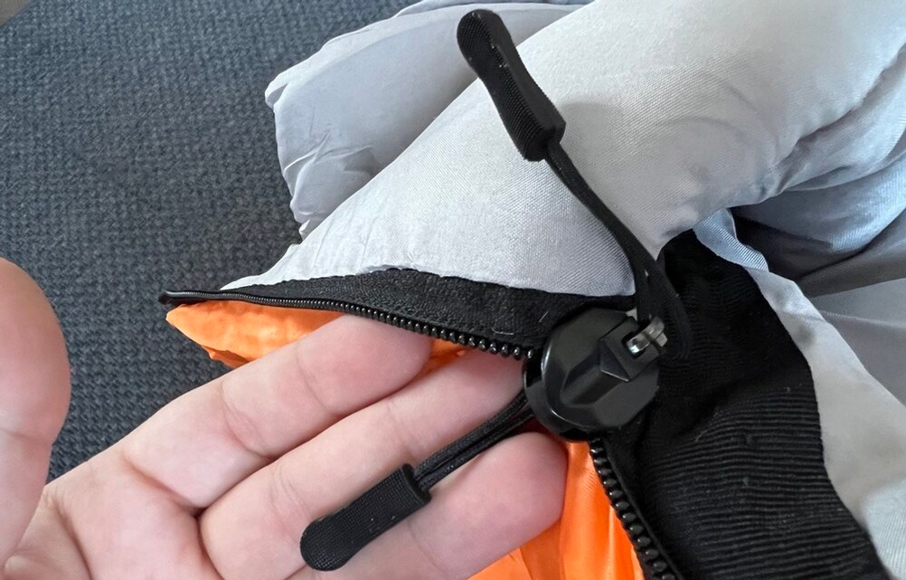 Reißverschluss des Bessport 1010074 wird in Nahaufnahme von Hand gehalten