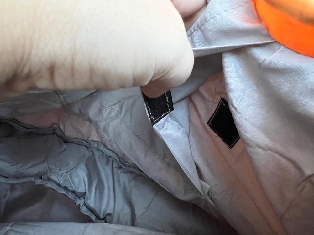 Eingenähter Klettverschluss an der Innenseite des Bessport 1010074 wird von Hand gehalten