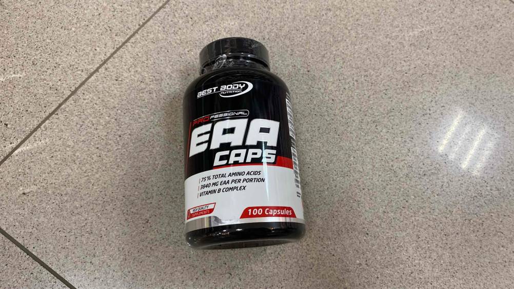 Verpackung der getesteten EAA-Kapseln liegt auf dem Boden.
