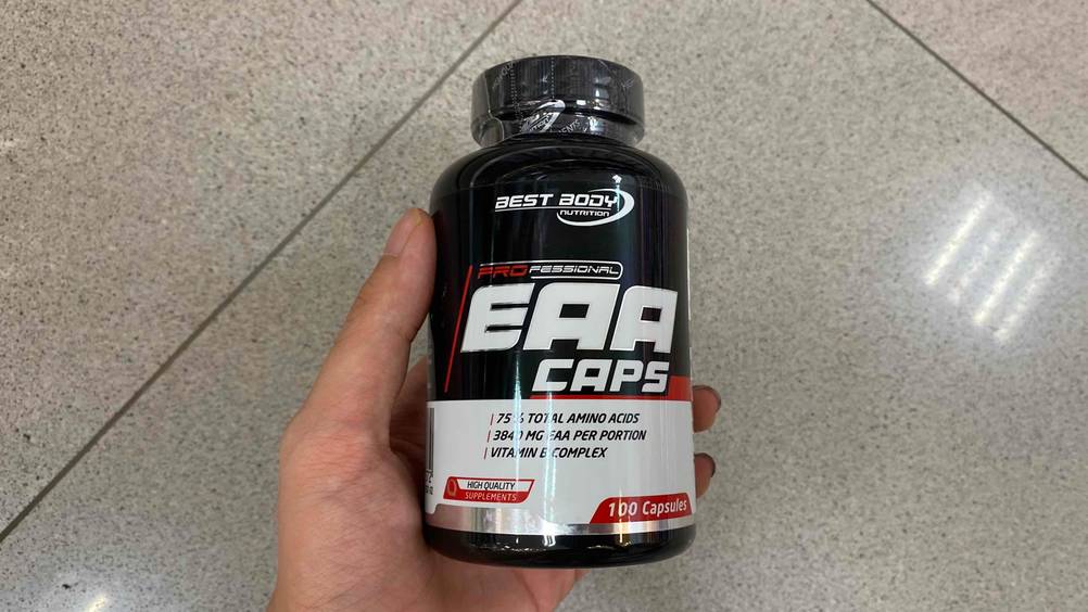 EAA-Kapseln von Best Body im Test: Verpackung wird in der Hand gehalten.
