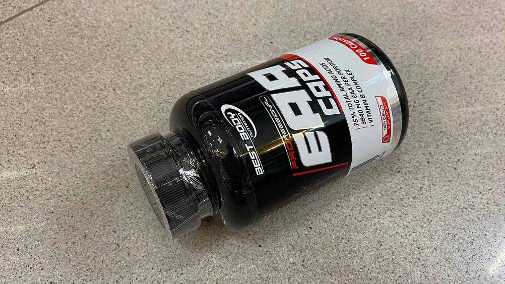 EAA-Kapseln von Best Body getestet: Die Kapseln befinden sich in einem schwarzen Behälter.