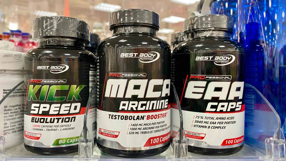 Im Test: Eine Dose Maca-Kapseln neben anderen Produnkten in einem Regal stehend.