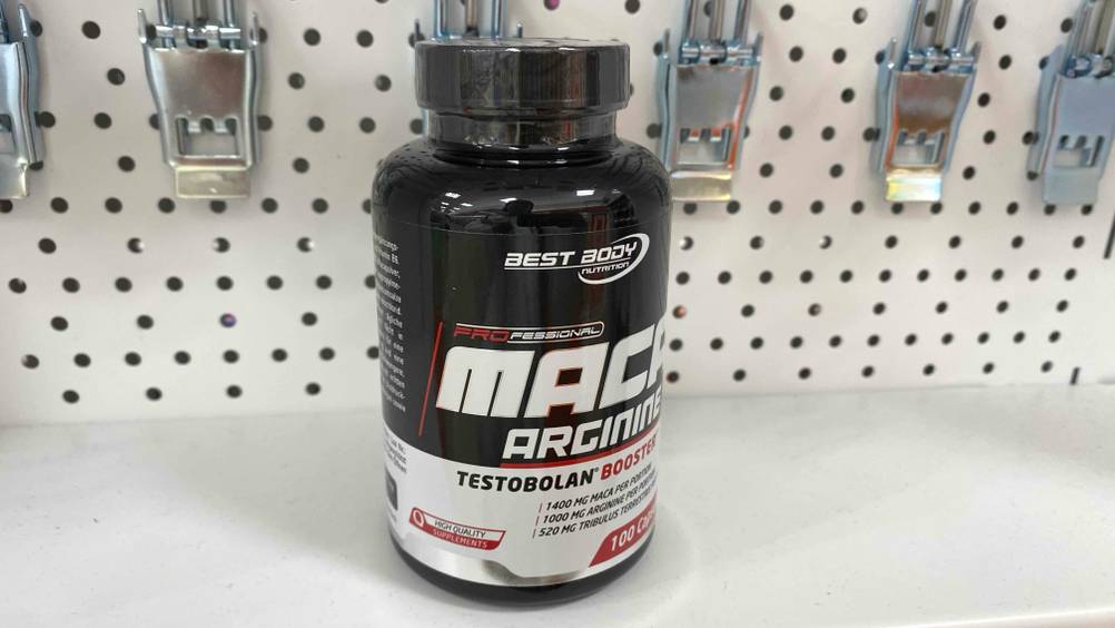 Maca-Kapseln getestet: Eine Dose auf einer hellen Fläche vor einer hellen Lochwand.