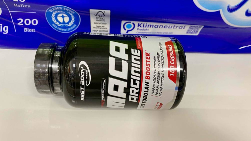 Eine Dose der getesteten Maca-Kapseln horizontal auf einer hellen Fläche liegend.
