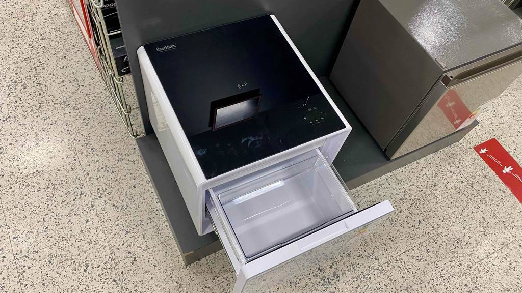 Im Test: Ein geöffneter Getränkekühlschrank von oben betrachtet.