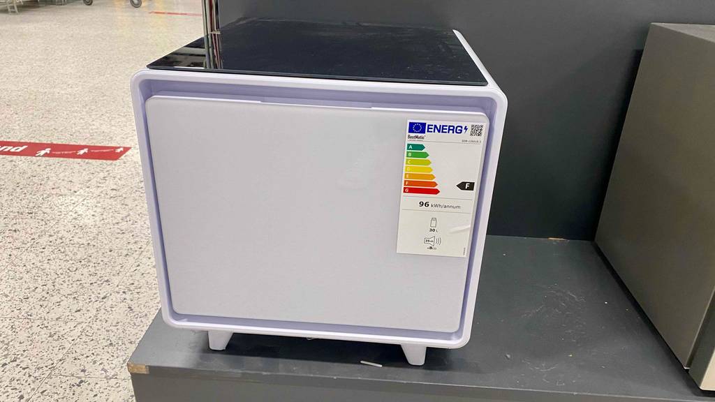 Im Test: Ein Getränkekühlschrank in Frontansicht mit einem Energieaufkleber.