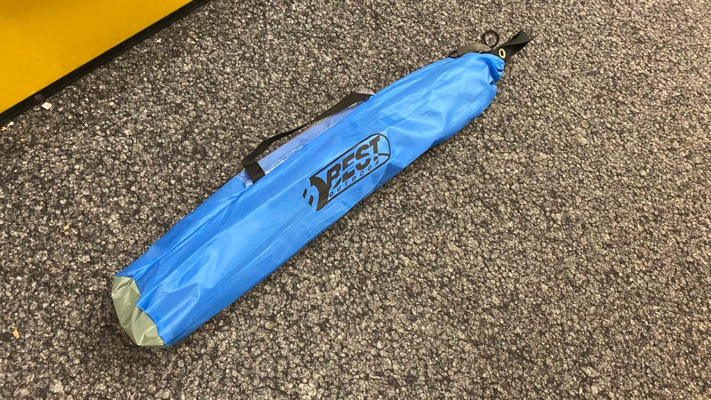 Strandmuschel im Test: Verpackte Strandmuschel liegt auf grauem Boden.