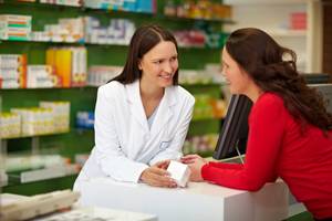 Online-Apotheken-Test: Eine Apothekerin berät eine Kundin am Verkaufsschalter.