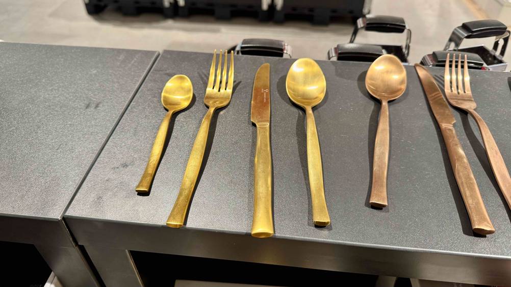 Besteck gold getestet: Das Besteck auf einer dunklen Fläche liegend.