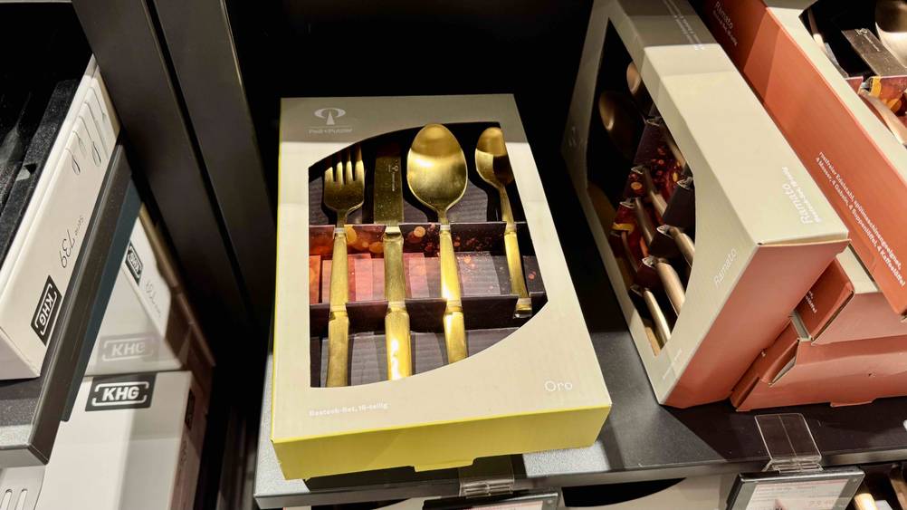 Besteck gold im Test: Eine Packung liegt in einem Regal neben anderen Produkten.