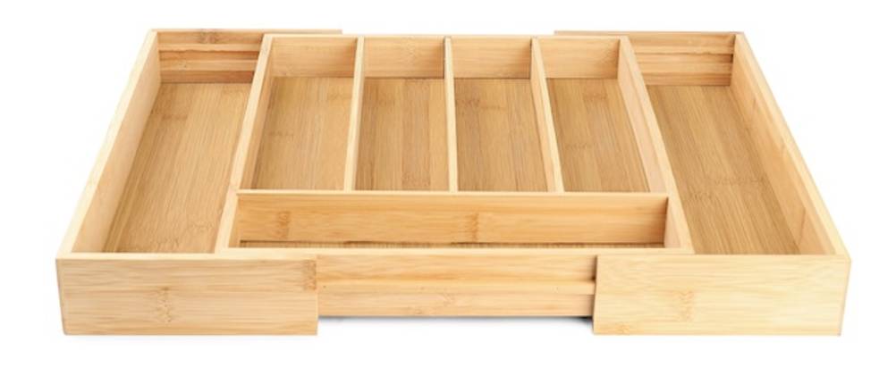 Das Format getestet: Ein ausziehbarer Besteckkasten aus hellem Holz auf weißem Hintergrund.