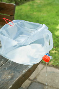 Test von Faltkanistern: Ein Wasserkanister zieht sich beim Entleeren aufgrund des Unterdrucks zusammen.