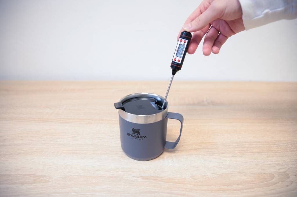 Stanley-Thermobecher-Test: Temperatur im Becher wird gemessen.