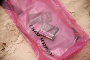 Test verschiedener Dry-Bags: Ein Geldbeutel und ein Smartphone liegen in einem durchsichtigen Dry-Bag.