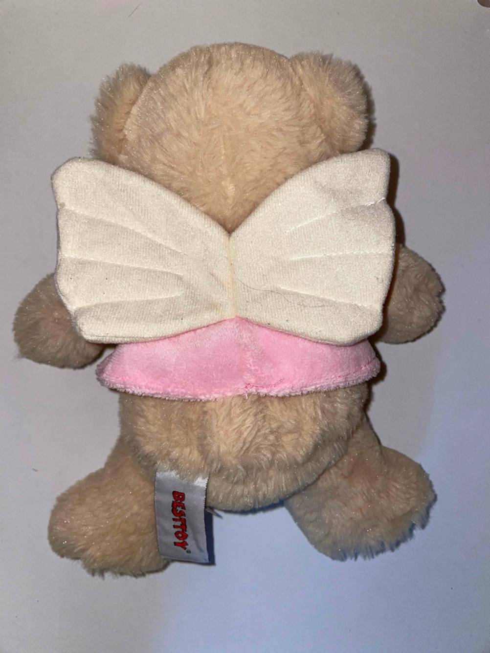 Besttoy Kuscheltiere im Test: Ansicht von hinten auf weiße Flügel eines Schutzengel-Kuscheltiers.