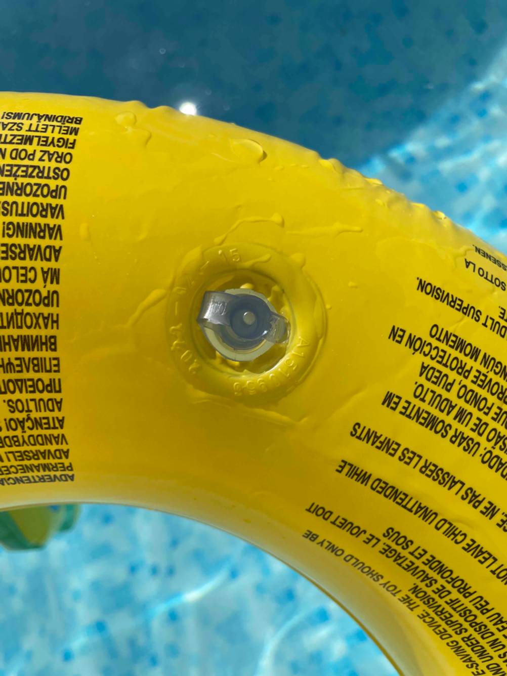 Schwimmring getestet: Nahaufnahme des Aufblassvorrichtung.