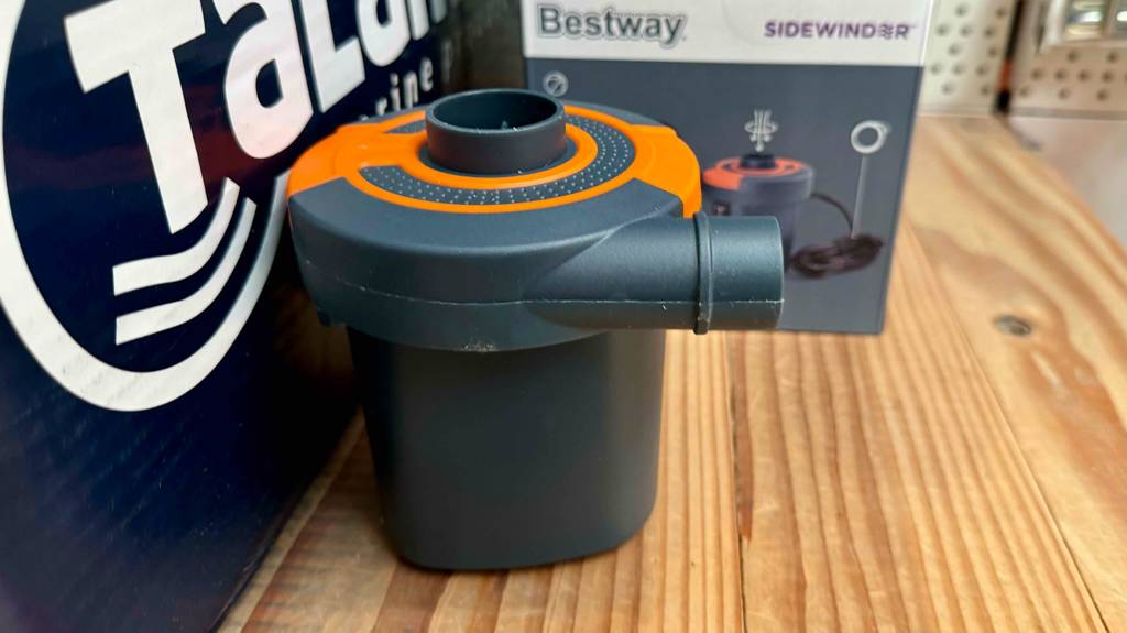 Im Test: eine elektrische SUP-Pumpe steht vor ihrer Originalverpackung.