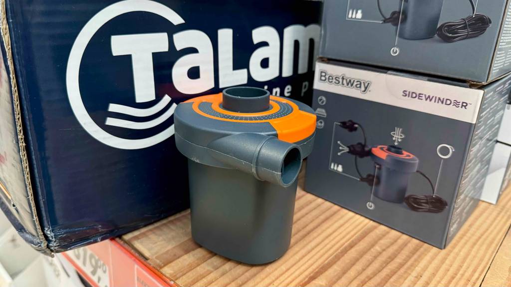 Im Test: elektrische SUP-Pumpen. Ein Modell steht neben zwei Originalverpackungen.