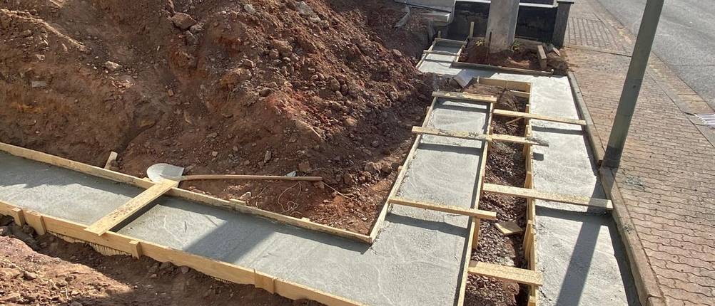 Das Betonfundament wurde eingefüllt und trocknet in der Sonne.