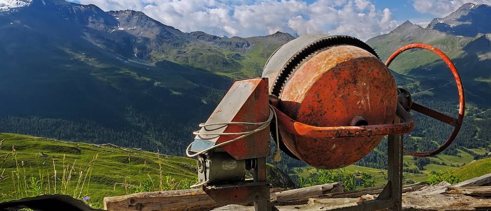 Mit einem Betonmischer können Sie überall größere Mengen Beton anmischen. Machen Sie zu Hause den Betonmischer-Test und genießen Sie die Aussicht.