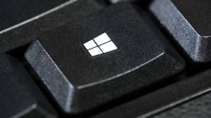 Videobearbeitungsprogramme im Test: Die Taste einer schwarzen Tastatur zeigt das Logo von Windows.