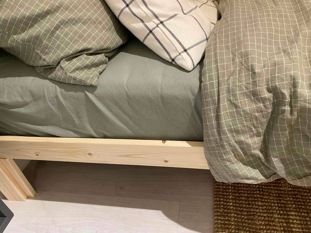 Getestet: Nahaufnahme des Gestells eines Bettes 140x200.
