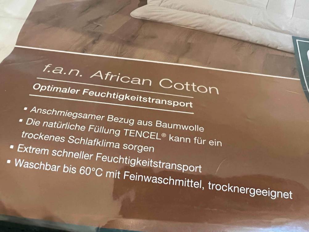 Im Test: Nahaufnahme des Aufdrucks auf einer Verpackung der Bettdecke 155 x 220 mit Informationen.