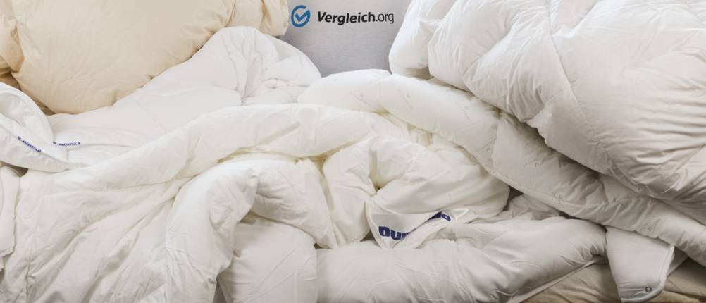 Verschiedene Bettdecken liegen auf einem Haufen.