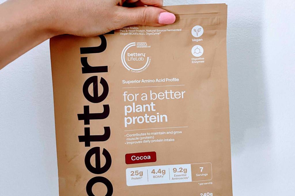 Im Test: Hand hält eine Packung Erbsenprotein von bettery.